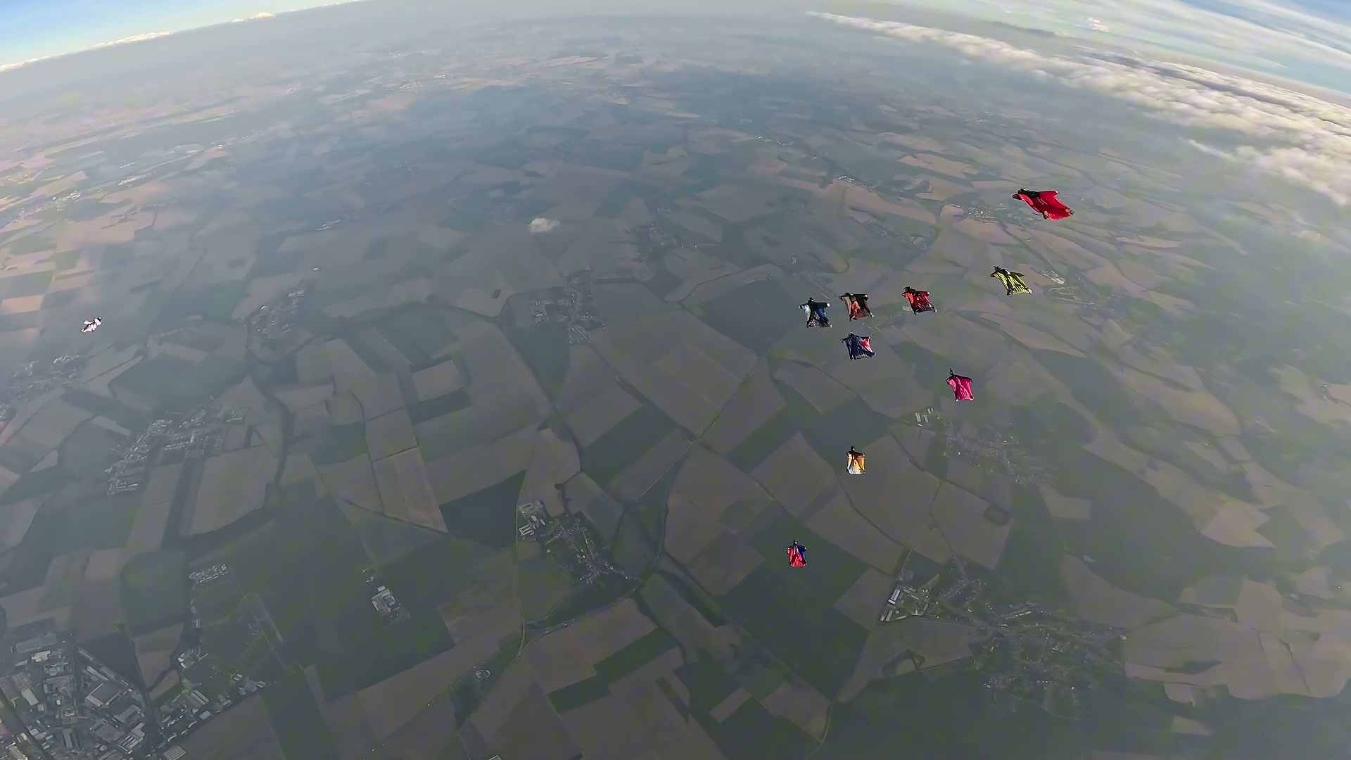 parachutistes en wingsuit dans les airs