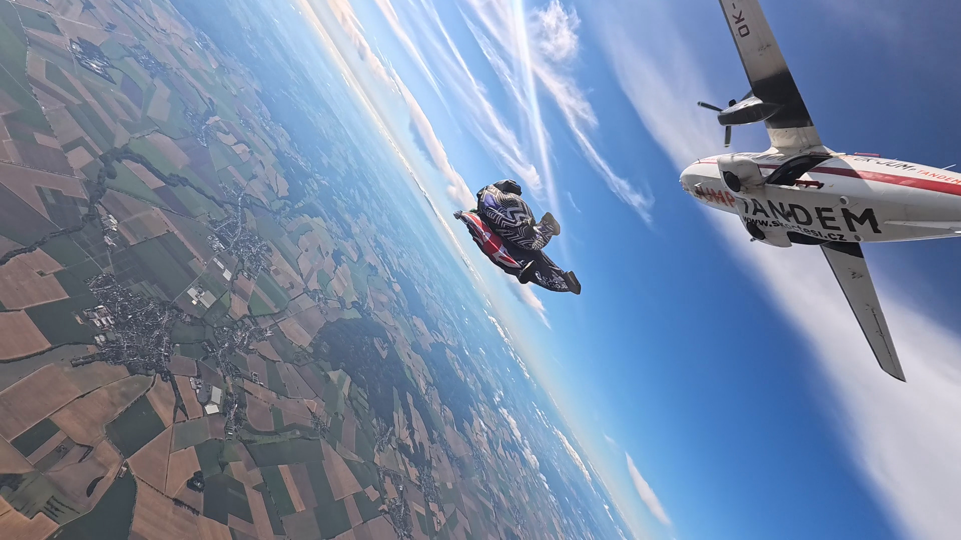 wingsuiteurs après la sortie d'avion