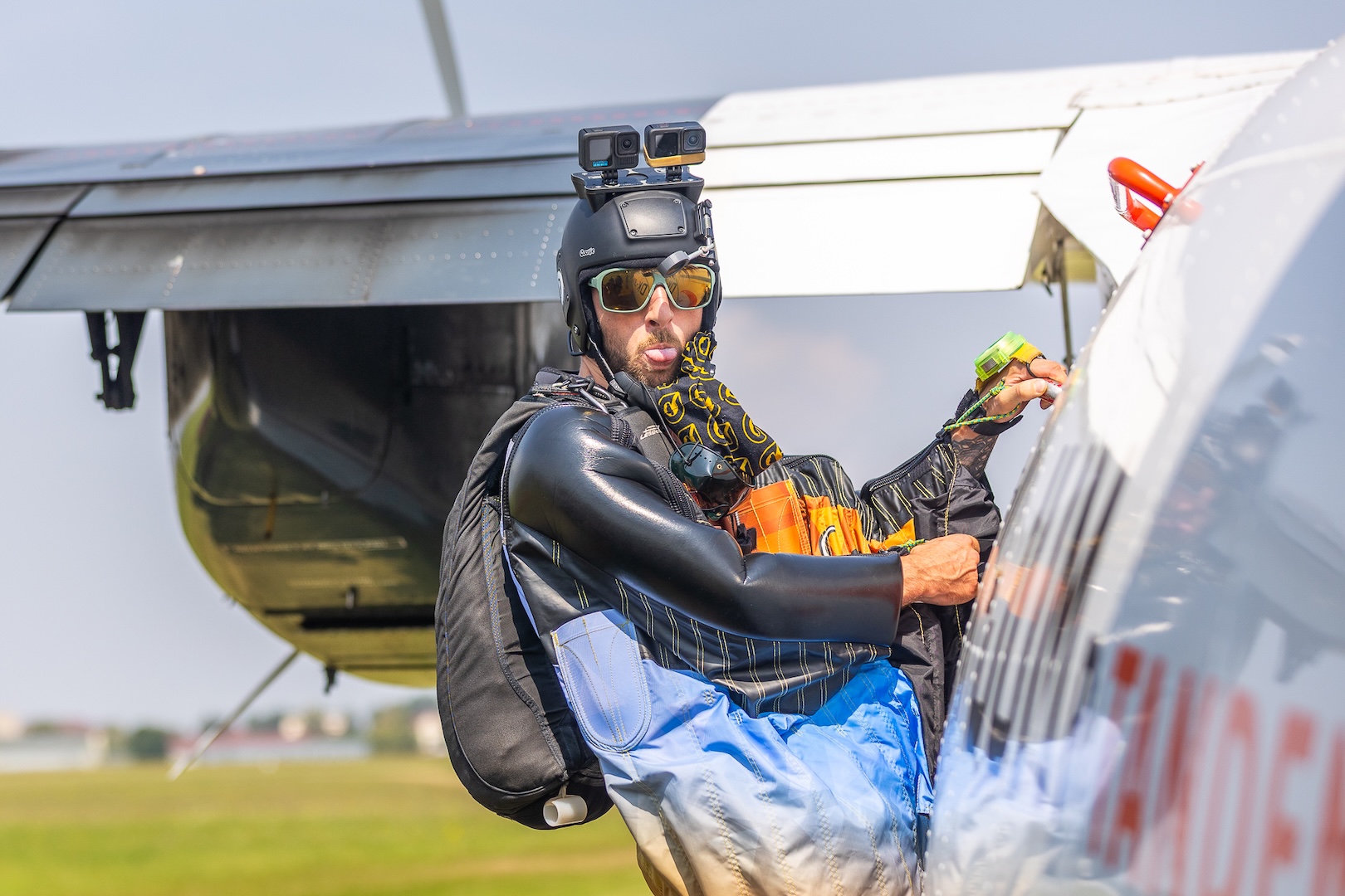 wingsuiteur sur l'avion