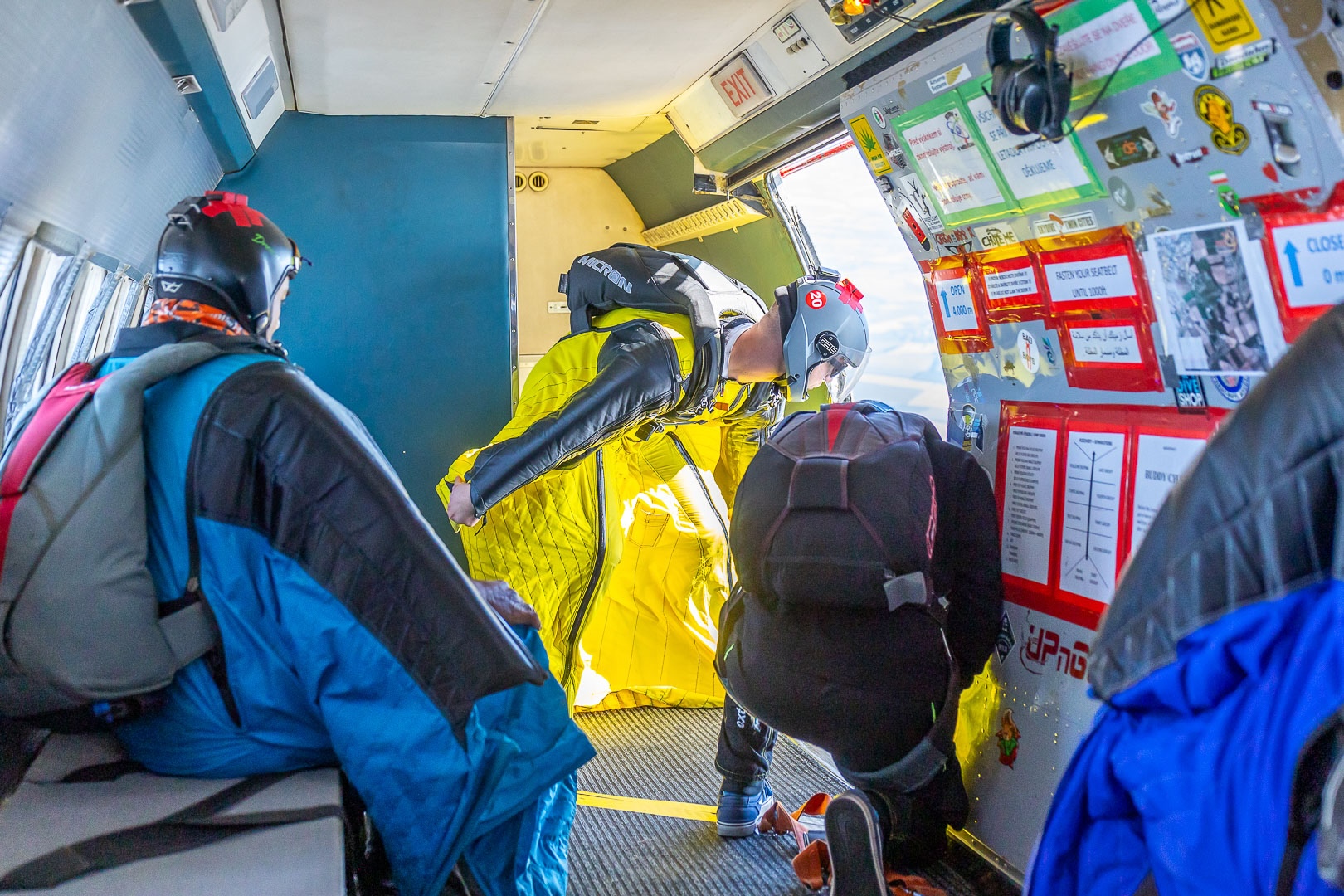 wingsuiteurs sautant de l'avion