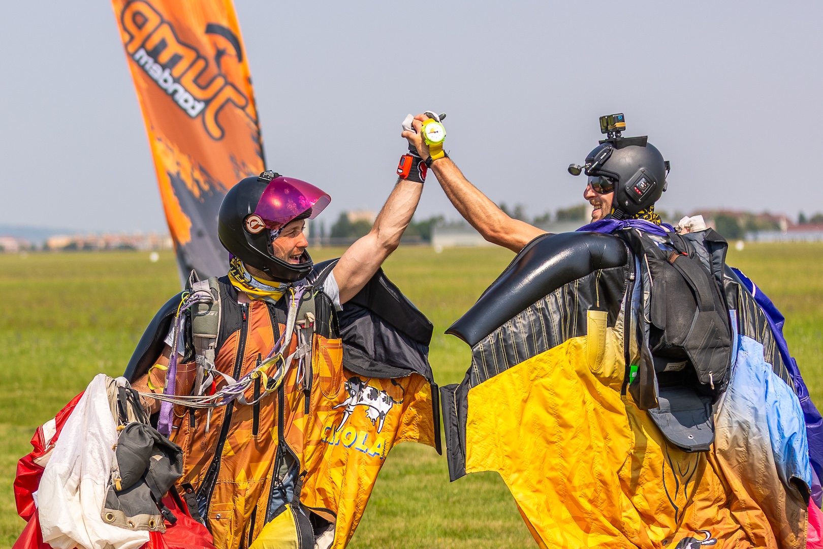 parachutistes au sol fêtant leur saut
