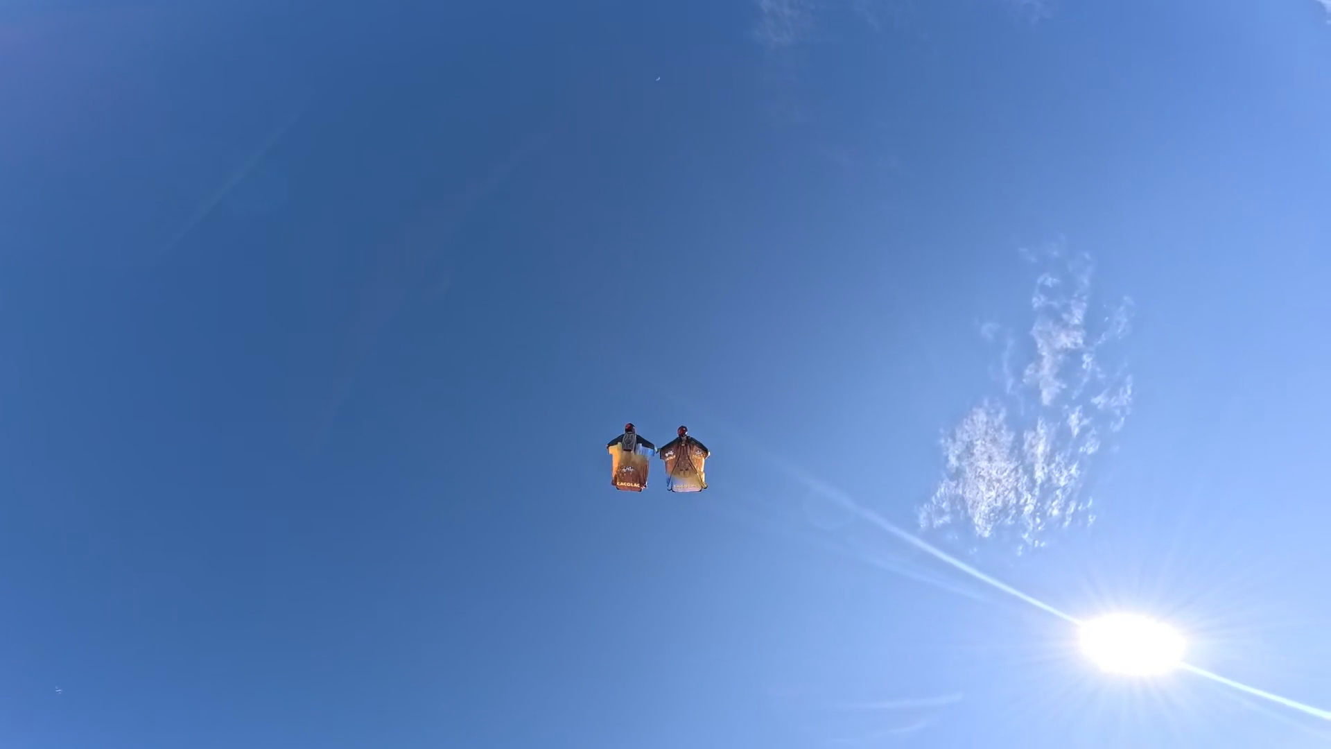 wingsuiteurs volant dans les airs