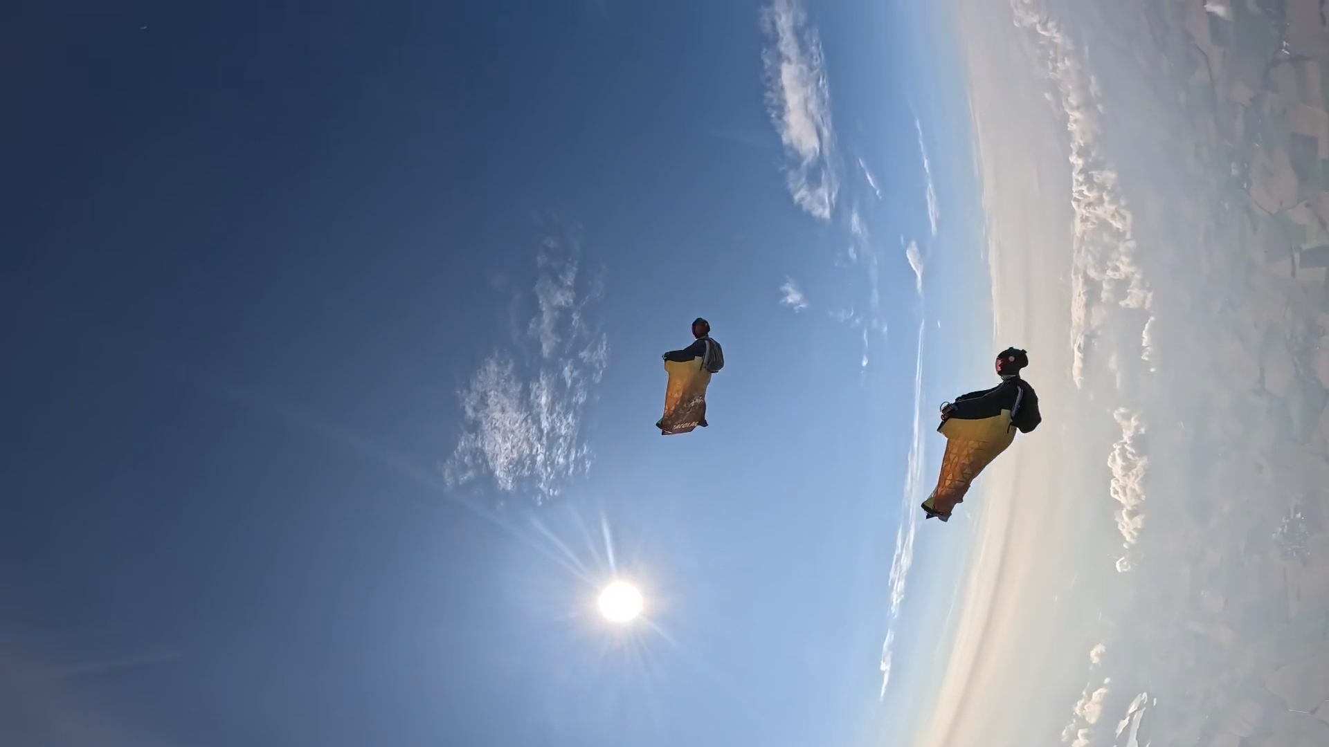 wingsuiteurs en vol dans les airs