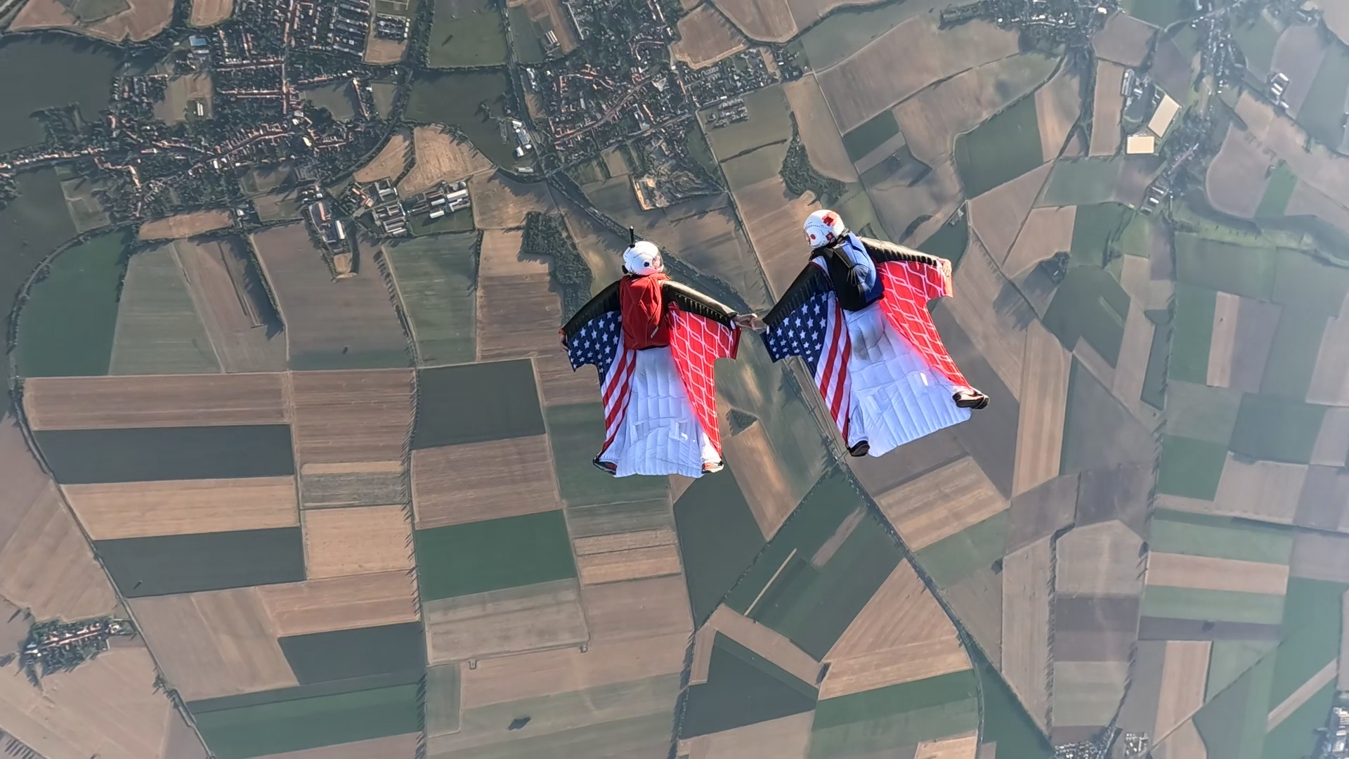 wingsuiteurs des États-Unis dans les airs