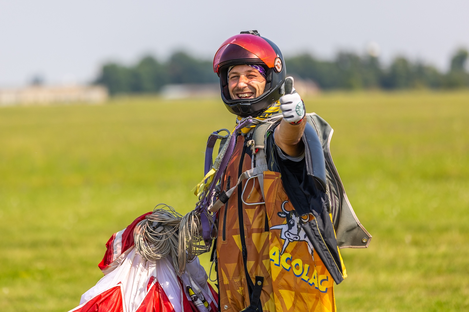 parachutiste souriant à la caméra après l'atterrissage