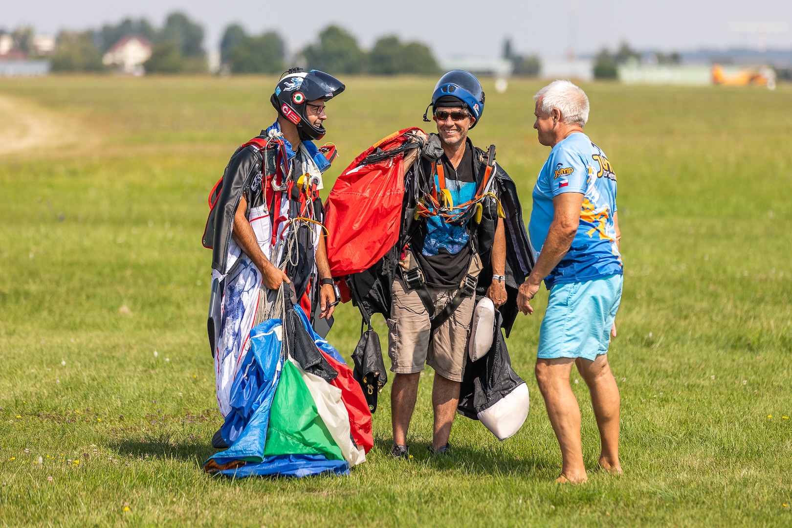 parachutistes se réjouissant après l'atterrissage
