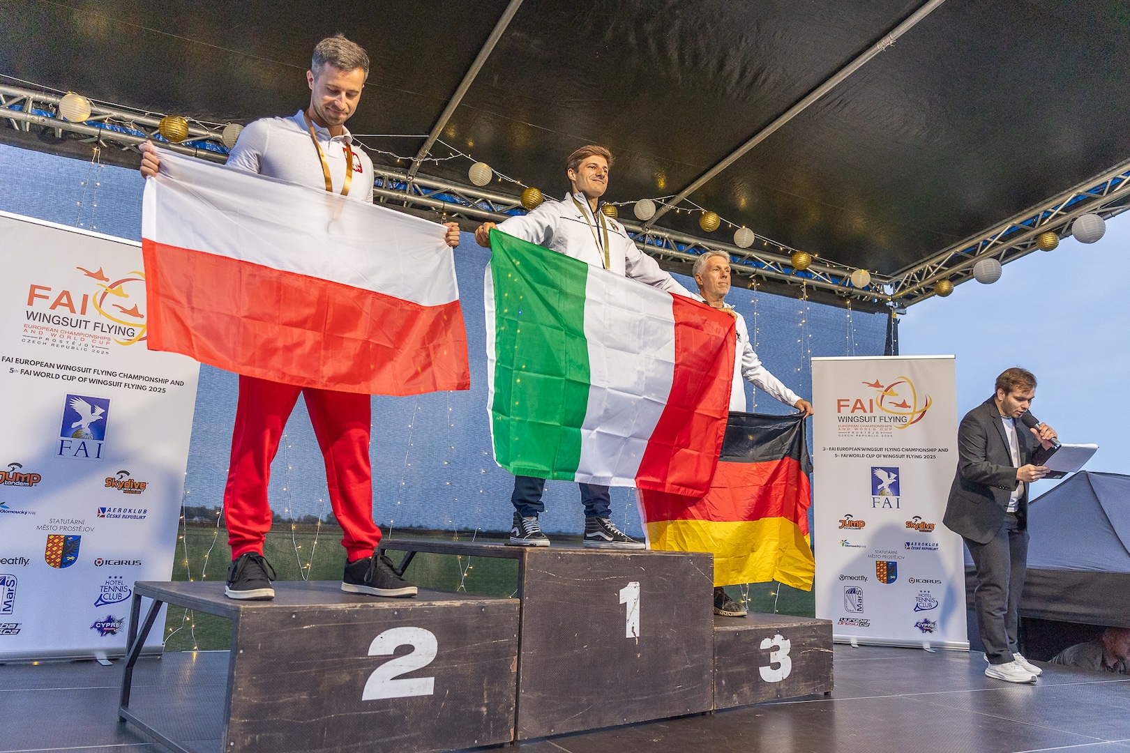 proclamation des vainqueurs du championnat d'Europe de parachutisme