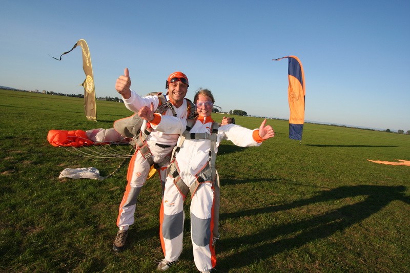 Tandem-Fallschirmsprung - am Boden