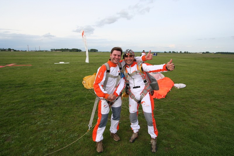 Tandem-Fallschirmsprung - am Boden