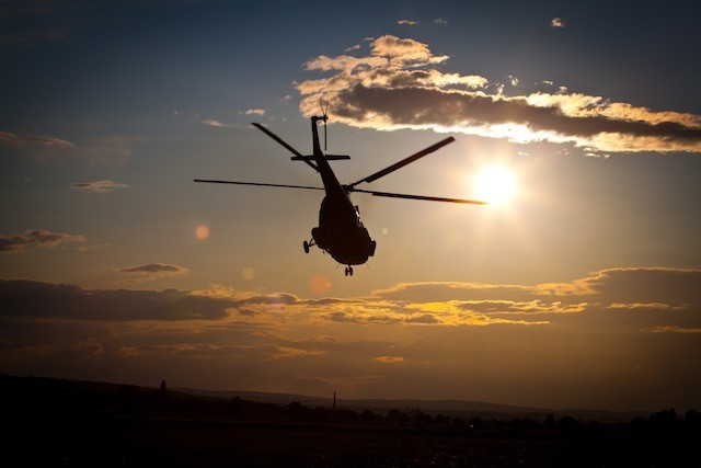 Avión volando al atardecer