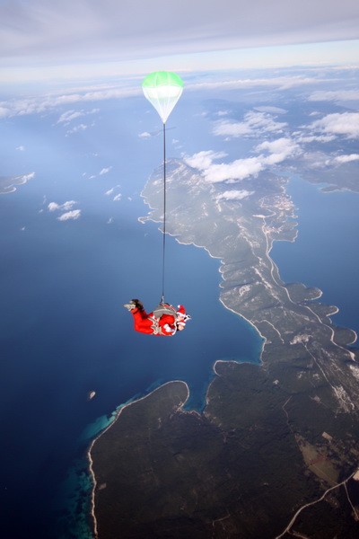 instructor tándem con un pasajero en caída libre