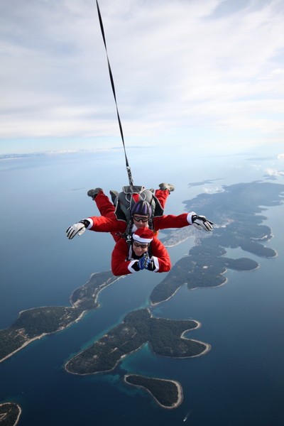instructor tándem con un pasajero en caída libre