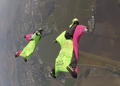 자유낙하 중인 wingsuit 스카이다이버들