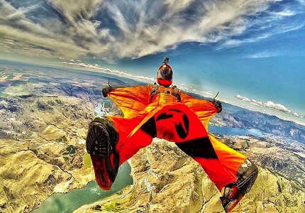 자유낙하 중인 wingsuit 스카이다이버
